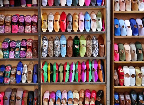 モロッコのマラケシュのお土産屋さんのカラフルなバブーシュ