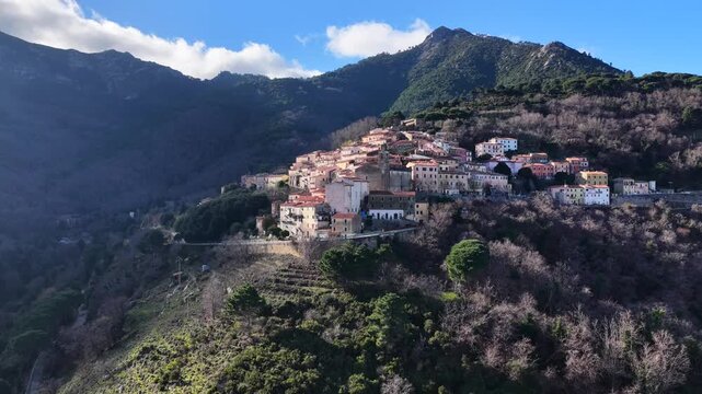 il borgo medievale di Marciana, Isola d'Elba, Livorno, Toscana, Italia.
Meta turistica di italiani e stranieri sull'Isola d'Elba.
