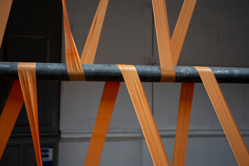 Barri&egrave;re et scotch pour signaler et barrer le passage sous l'&eacute;chafaudage