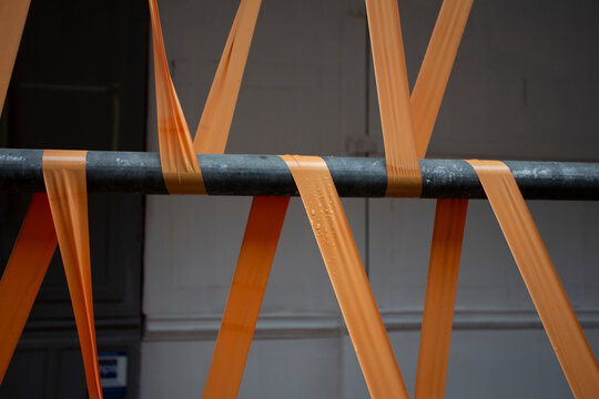 Barri&egrave;re et scotch pour signaler et barrer le passage sous l'&eacute;chafaudage
