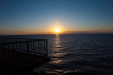 薩摩半島から望む海に沈む夕日