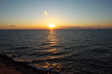 薩摩半島から望む海に沈む夕日