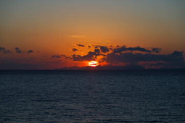 薩摩半島から望む甑島に沈む夕日