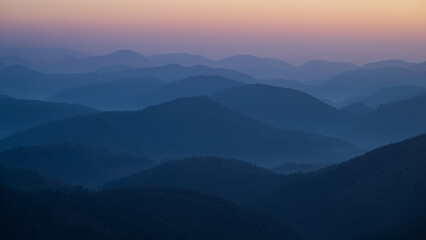 Fototapeta premium Neblige Sonnenaufgangsstimmung im Pfälzer Wald