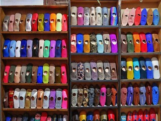 たくさんのカラフルなバブーシュ、モロッコのマラケシュのお土産屋さんにて