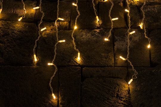 Luces de decoraci&oacute;n navide&ntilde;a en una pared en la isla de Gran Canaria, Espa&ntilde;a