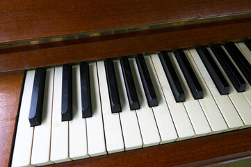 a close up of a piano keyboard with light coming through the keys