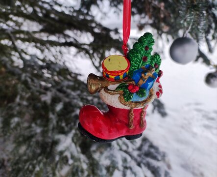 Nikolausstiefel am Weihnachtsbaum mit Schnee 