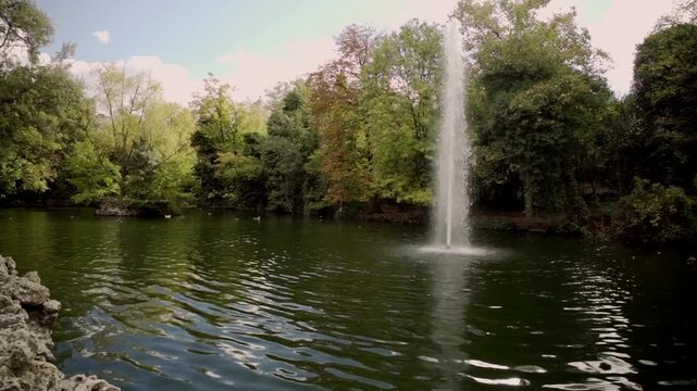 Estanque con un gran chorro de agua en un parque publico de la ciudad de Valladolid, con patos
