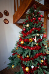 Sapin de No&euml;l artificiel dans une maison d&eacute;cor&eacute; pour les f&ecirc;tes