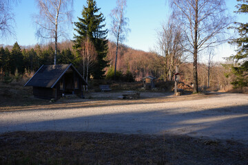 Blick auf den wunderschönen Rastplatz für Wanderer im Hils mit Schutzhütte und Bänken zum Pause...