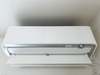 運転中の壁掛け家庭用エアコン