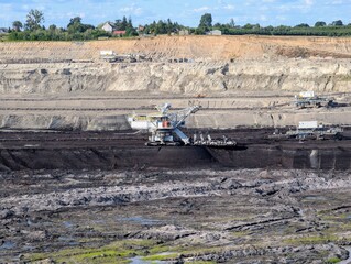 Taras widokowy kopalni odkrywkowej Tomisławice, w oddali wielka kopara podczas pracy © rychu.pl