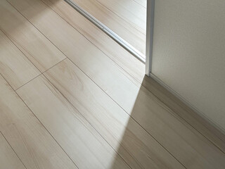 床に当たるドアの外から差し込んだ太陽の光