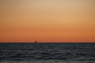 Naklejka premium minimal ocean horizon at warm sunset