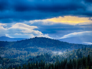 Obraz premium Sunny Autumn Carpathians with Puffy White During The Sunset