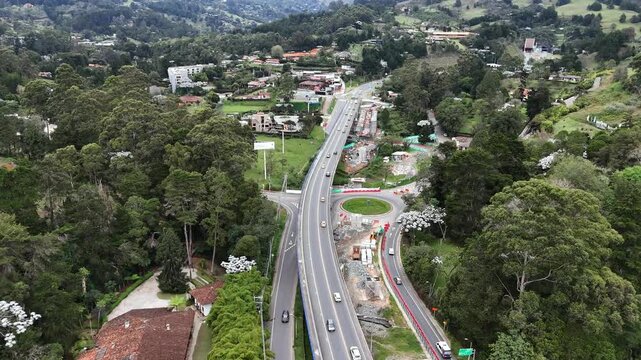 Video a&eacute;reo captado con drone, se observa la construcci&oacute;n del segundo puente en Sajonia que conecta con el t&uacute;nel de Oriente, cerca del aeropuerto Jos&eacute; Mar&iacute;a C&oacute;rdova, En Rionegro.