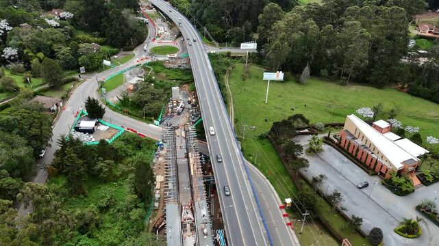 Video a&eacute;reo captado con drone, se observa la construcci&oacute;n del segundo puente en Sajonia que conecta con el t&uacute;nel de Oriente, cerca del aeropuerto Jos&eacute; Mar&iacute;a C&oacute;rdova, En Rionegro.