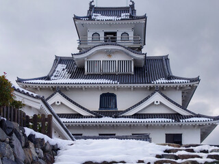 長浜市の冬の積雪の季節の豊公園から見える美しい雪化粧の長浜城