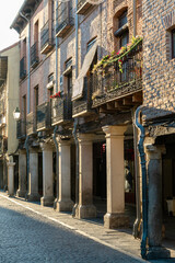 Calle Mayor, calle soportalada de Alcal&aacute; de Henares, Madrid, Espa&ntilde;a.