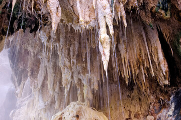 日光市　湯沢噴泉塔　温泉の析出物