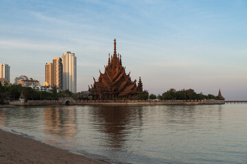 Naklejka premium Morning view of the Sanctuary of Truth wooden temple in Pattaya, Thailand 