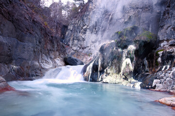日光市　湯沢噴泉塔　温泉の析出物
