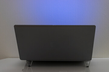 サイバーセキュリティをイメージした深夜のコンピューター