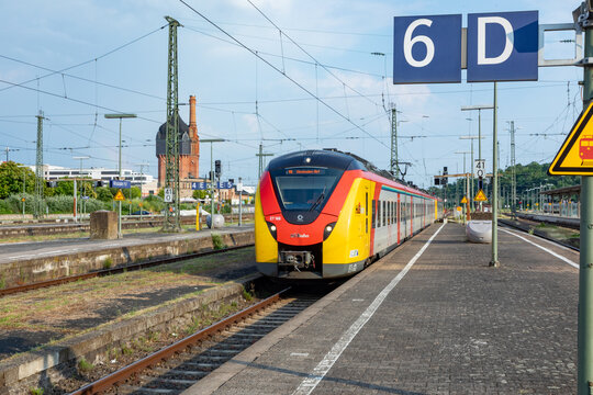 train of compagny HLB arriving in wiesbaden train station