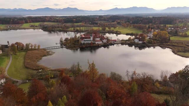 Luftaufnahme Kloster Seeon in Seeon-Seebruck, Oberbayern, Deutschland, auf Halbinsel im Seeoner See im Chiemgau. Luftbild von Kloster Seeon und Seeoner See im Chiemgau, nahe dem Chiemsee, in Bayern