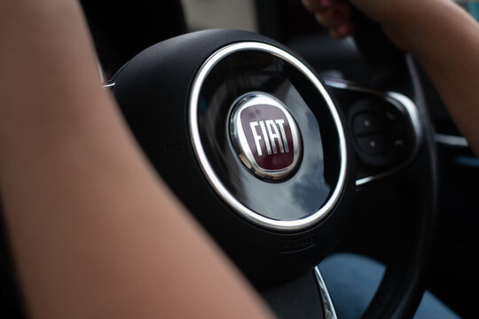 Fiat logo on the steering wheel of a Fiat 500