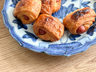 朝食のソーセージ入りミニクロワッサン