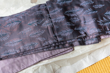 畳の上に複数枚の重ねたシックな着物、クローズアップ
