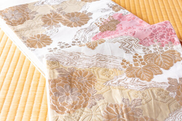 畳の上に置いた着物の帯