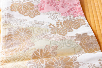 畳の上に置いた着物の帯、柄のクローズアップ