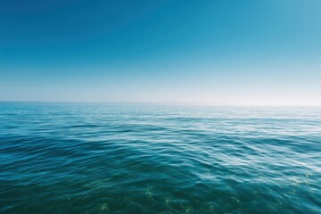 Obraz premium Vast expanse of tranquil ocean meeting a clear sky