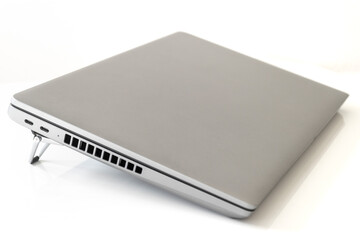 PCスタンドで傾けているノートパソコンのイメージ