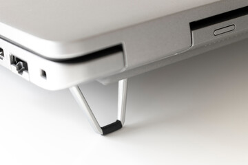 PCスタンドで傾けているノートパソコンのイメージ