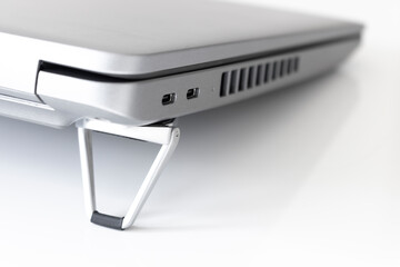 PCスタンドで傾けているノートパソコンのイメージ