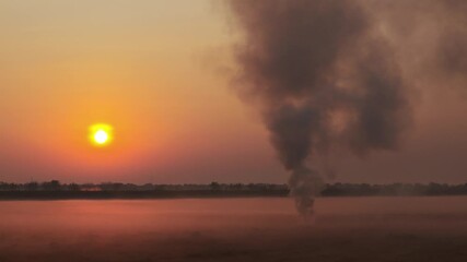 Fires caused by burning agricultural waste such as dry grass and rice straw produce thick smoke, which is a cause of air pollution during sunrise.