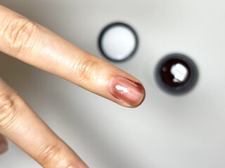 セルフネイルをして失敗してしまった指。セルフネイルでよくある失敗。