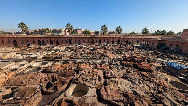 Traditionelle Gerberei in der Medina von Marrakesch: Arbeiter verarbeiten Tierh&auml;ute in gro&szlig;en, runden Gruben und Becken nach jahrhundertealter Handwerkstradition. 