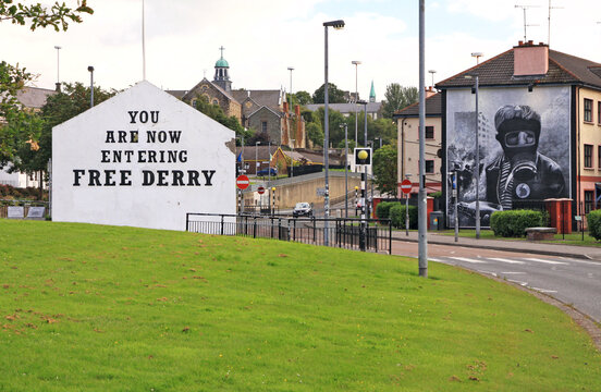 The free derry corner, the historical landmark in bogside with gable wall commemorating autonomous area of free derry as memorial to the 1981 hunger strikers. Derry (Londonderry), Northern Ireland, UK