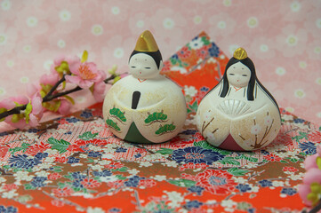 和柄背景に並ぶ親王雛のひな祭り飾り