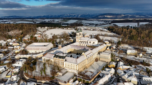 Stift St. Florian aus erh&ouml;hter Perspektive im Winter