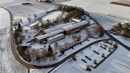 Höhere landwirtschaftliche Bundeslehranstalt St. Florian – Luftaufnahme in winterlicher...