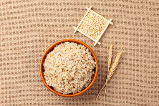 쌀에 보리를 섞어 지은 밥. 또는 보리로만 지은 밥.
Rice cooked with barley mixed in. Or rice cooked only with barley.

