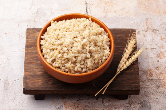 쌀에 보리를 섞어 지은 밥. 또는 보리로만 지은 밥.
Rice cooked with barley mixed in. Or rice cooked only with barley.

