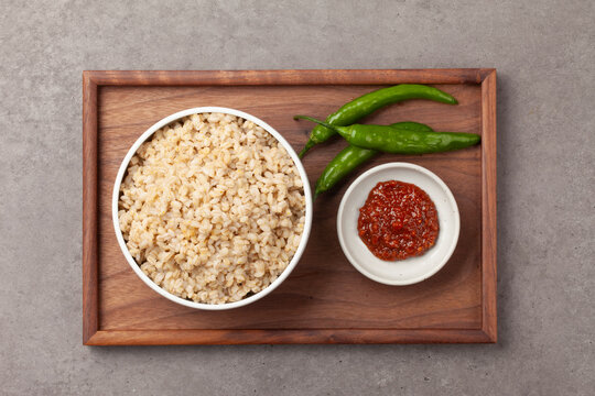 쌀에 보리를 섞어 지은 밥. 또는 보리로만 지은 밥.
Rice cooked with barley mixed in. Or rice cooked only with barley.

