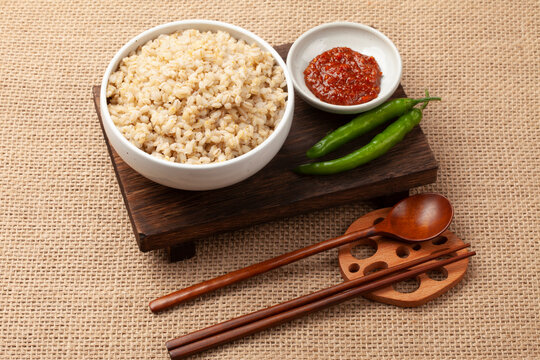 쌀에 보리를 섞어 지은 밥. 또는 보리로만 지은 밥.
Rice cooked with barley mixed in. Or rice cooked only with barley.

